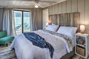 Un dormitorio con una cama grande y una ventana en Riverfront Dixon, Illinois, Vacation Rental! en Dixon