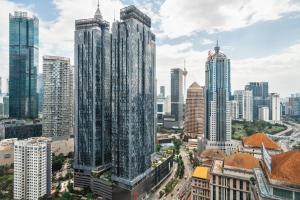 uma vista para o horizonte da cidade com edifícios altos em Scarletz KLCC Apartments by soulasia em Kuala Lumpur