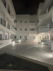 an empty courtyard of a building at night at Casa Carivid en el centro y con parking gratis in Sanlúcar de Barrameda