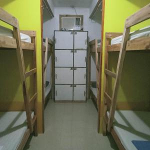 Palanda nebo palandy na pokoji v ubytování One Hostel - El Nido