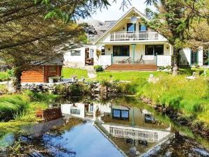 une maison avec un étang en face de celle-ci dans l'établissement Holiday home skudeneshavn II, à Skudeneshavn