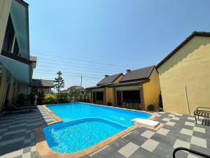 Bazén v ubytování CottagePine Rayong Resort&Cafe nebo v jeho okolí