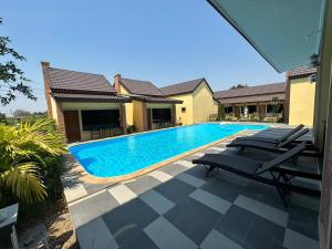Bazén v ubytování CottagePine Rayong Resort&Cafe nebo v jeho okolí
