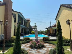 Bazén v ubytování CottagePine Rayong Resort&Cafe nebo v jeho okolí