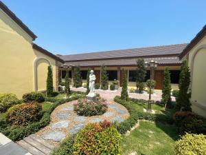 Zahrada ubytování CottagePine Rayong Resort&Cafe