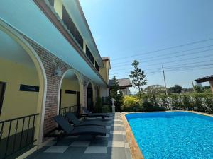 Bazén v ubytování CottagePine Rayong Resort&Cafe nebo v jeho okolí