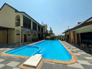 Bazén v ubytování CottagePine Rayong Resort&Cafe nebo v jeho okolí