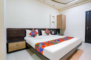 un dormitorio con una cama grande en una habitación en FabHotel Regent Inn - Nr SkyWalk Bridge, en Pune