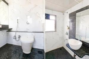 un baño con inodoro y lavabo en FabHotel Regent Inn - Nr SkyWalk Bridge, en Pune 23 fotos más