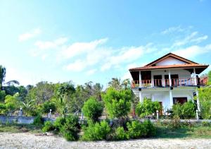 Bangunan di mana terletaknya rumah tamu ini