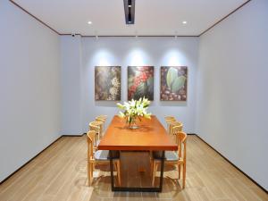 a table in a room with paintings on the wall at Hanting Shenzhen Nanshan Metro Station in Shenzhen