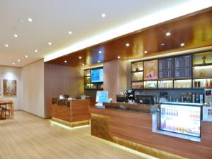 a restaurant with a counter and a bar at Hanting Shenzhen Nanshan Metro Station in Shenzhen
