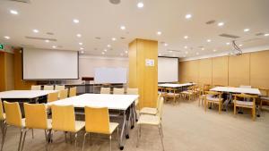 a classroom with tables and chairs and whiteboards at JI Hotel Nanjing Hongqiao Zhongshan North Road in Nanjing