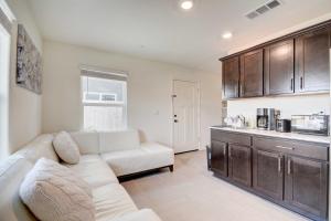 een woonkamer met een witte bank en een keuken bij Ideally Located Merced Vacation Rental! in Merced