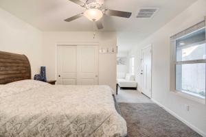 um quarto com uma cama e uma ventoinha de tecto em Ideally Located Merced Vacation Rental! em Merced