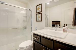 W łazience znajduje się umywalka, toaleta i prysznic. w obiekcie Ideally Located Merced Vacation Rental! w mieście Merced