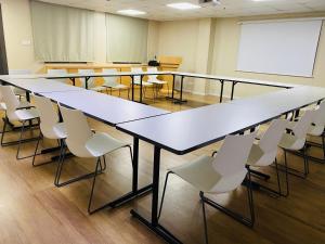 a conference room with a long table and chairs at Hanting Shenzhen Nanshan Metro Station in Shenzhen