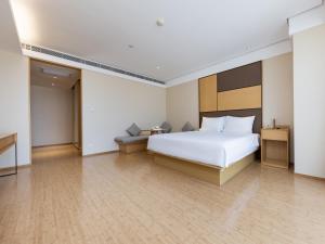 Cama ou camas em um quarto em JI Hotel Nanjing Hongqiao Zhongshan North Road