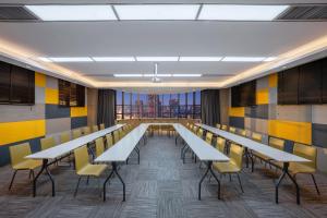 a long conference room with tables and chairs at Hanting Premium Hotel Kunming Donghua Branch in Kunming