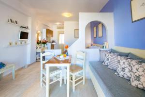 TV a/nebo společenská místnost v ubytování Agrimia Holiday Apartments