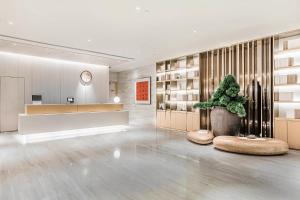 een lobby met een potplant in het midden bij JI Hotel Shanghai Huangpu Riverside South Xizang Road in Shanghai