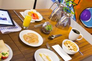 אפשרויות ארוחת הבוקר המוצעות לאורחים ב-Bugan Recife Boa Viagem Hotel - by Atlantica