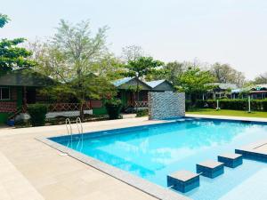 MansarLighthouse Waterpark and Resort的院子里有一个蓝色水的游泳池