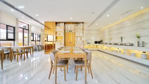 a dining room with a table and chairs at JI Hotel Kunming Chenggong Chunrong Street Subway Station in Kunming