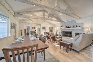 Χώρος καθιστικού στο Idyllic Suttons Bay Home with 500 of Waterfront
