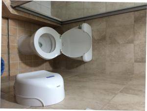 een badkamer met een toilet en een broodrooster bij Residencial Turístico El Descanso in Panama-Stad