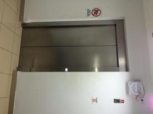 a hood over a white refrigerator in a kitchen at Residencial Turístico El Descanso in Panama City