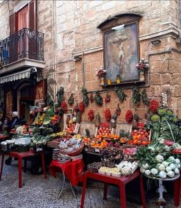 ein Markt mit einem Haufen Obst und Gemüse vorhanden in der Unterkunft Annamaria - Central Station Charming accommodation in Bari