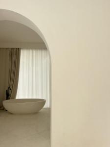 Giường trong phòng chung tại Luxury Minimalist Villa in Umalas Private Pool