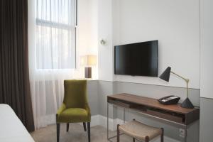 Uma TV ou centro de entretenimento em The Broome