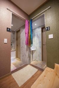 bagno con cabina doccia e specchio di Bangdigareum B&B a Seogwipo