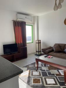 - un salon avec un canapé et une table basse dans l'établissement Apartment in the City Center Neama Bay and free Wi-Fi, à Charm el-Cheikh