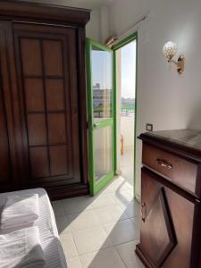 een kamer met een open deur en een slaapkamer met een bed bij Apartment in the City Center Neama Bay and free Wi-Fi in Sharm El Sheikh