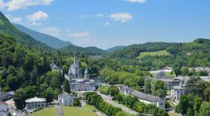 een luchtzicht op een klein stadje in de bergen bij Appart LOURDES 100 m GARE - 4 Places avec Balcon 10mn Sanctuaire in Lourdes