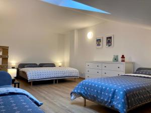 1 Schlafzimmer mit 2 Betten und blauer Decke in der Unterkunft BERUŠKA Apartmán in Oščadnica