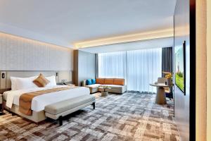 義烏的住宿－义乌银都雅悦酒店，酒店客房设有床和客厅。