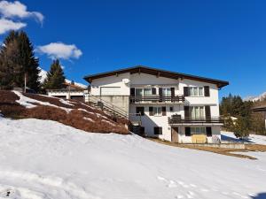 レンツァーハイデにあるCurneglia (311 Ma)の雪の丘の上の家
