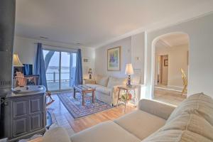 un soggiorno con divano e camino di Waterfront Suttons Bay Cottage with Fire Pit! a Suttons Bay