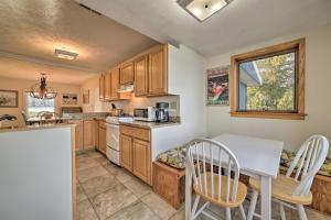 una cucina con tavolo, 2 sedie e tavolo e una cucina con di Waterfront Suttons Bay Cottage with Fire Pit! a Suttons Bay