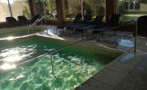 梅洛的住宿－Winds Hill Resort & Spa，大楼内带椅子的按摩浴缸