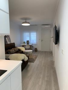 salon z kanapą i stołem w obiekcie Holiday house Torrevieja w mieście Torrevieja