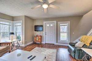 HimrodにあるLovely Finger Lakes Vacation Home Near Seneca Lakeのソファと天井ファンのあるリビングルーム