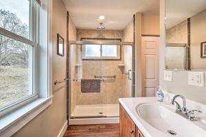 HimrodにあるLovely Finger Lakes Vacation Home Near Seneca Lakeのシャワーと洗面台付きのバスルーム +22枚の写真