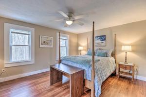 HimrodにあるLovely Finger Lakes Vacation Home Near Seneca Lakeのベッドと天井扇風機のある寝室