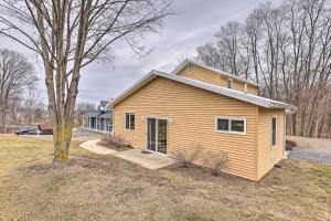 HimrodにあるLovely Finger Lakes Vacation Home Near Seneca Lakeの庭木のある黄色い家