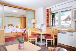 Köök või kööginurk majutusasutuses LACUS Hotel am See